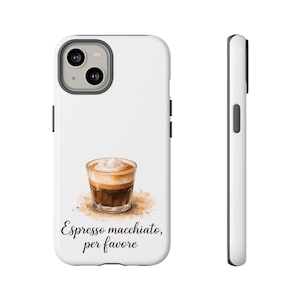 Könnte beinhalten: Weißes Handycase mit Espresso Macchiato-Illustration. Das Bild zeigt ein geschichtetes Kaffeegetränk in einem Glas mit dem Text "Espresso macchiato, per favore" in einer Schriftart. Das Case hat eine schwarze Kameralinse und Seitentasten.