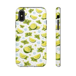 Könnte beinhalten: Eine weiße Handyhülle mit einem sich wiederholenden Muster aus Limettenscheiben, Minzblättern und Eiswürfeln. Das Design umfasst ganze Limetten und Limettenspalten in Grün und Gelb. Die Hülle hat einen schwarzen Kameraausschnitt.