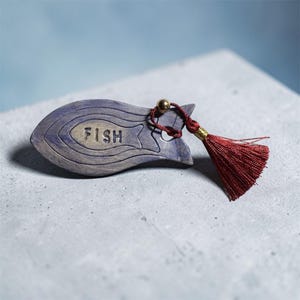 Handgemaakte keramische vishanger met kwastje, nautische boekenlegger, keramische wanddecoratie, cadeau-idee voor vissers, boho geluksbrenger