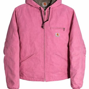 Op de afbeelding: Een rustiek houten bord met de tekst "Welcome to our home" in witte letters. Het bord heeft een verweerde afwerking en een eenvoudig, uitnodigend ontwerp, perfect voor entree decoratie.