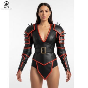 Armadura de guerrera nocturna hecha a mano para mujer / Traje de combate gótico de cuero / Ropa de cosplay / Regalo para ella
