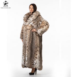 Frauen Pelz Langer Mantel | Winter Streetwear Oberbekleidung | Edgy Alternative Mode | Festival & Nightlife Outfit | Statement-Schicht