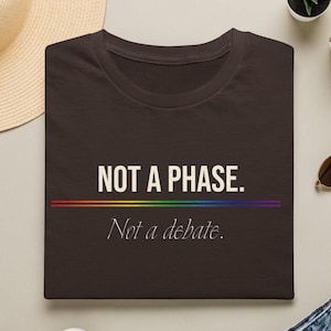 Maglietta "Not a Phase" per l'orgoglio LGBTQ+ / Accenti arcobaleno, maglietta con messaggio.