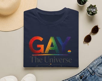 Camiseta con texto arcoíris GAY / El universo no se equivoca / Ropa del orgullo / Orgullo y fuerza