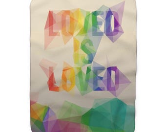 Manta de forro polar Sherpa Loved Is Loved / Tipografía geométrica arcoíris