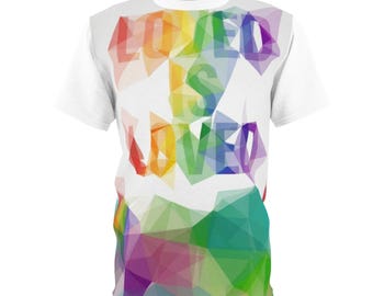 Camiseta Loved Is Loved / Estampado integral con tipografía geométrica arcoíris