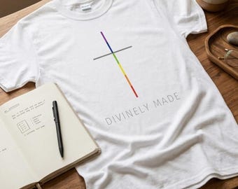 LGBTQ Divinamente hecha - Camiseta clásica unisex de cuello redondo