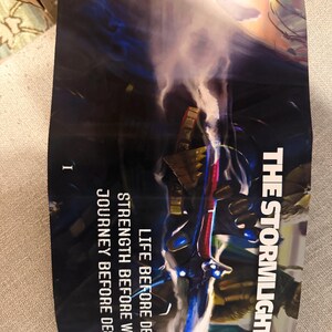 Puede incluir: Portada del libro "The Stormlight Archive" con una ilustraci&oacute;n de fantas&iacute;a. La portada presenta una escena oscura y dram&aacute;tica con una figura sosteniendo un arma brillante. El texto incluye "The Stormlight Archive" y "Life Before Death".