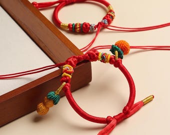 Pulsera hecha a mano para bebé con cuerda trenzada de caqui y cacahuete, cierre dorado y cuentas de la suerte para bebés nacidos en luna llena.