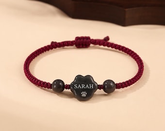 Pulsera personalizada con huella de pata e inicial, cordón trenzado ajustable, joyería para amantes de las mascotas, regalo conmemorativo de amistad para perros y gatos con cuentas negras y rojas para ella y para hombres.