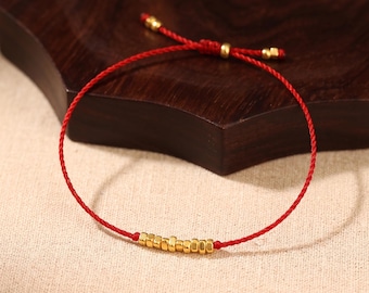 Pulsera de hilo rojo con cuentas de pepitas de oro, pulsera minimalista de cordón rojo de la suerte para protección, joyería con pequeñas cuentas de oro, delicado regalo de amistad