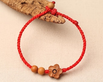 Pulsera de hilo rojo hecha a mano con flor de madera tallada, joyería minimalista con diseño de flor de durazno, regalo para bebés y adultos, pulsera de la amistad ajustable.