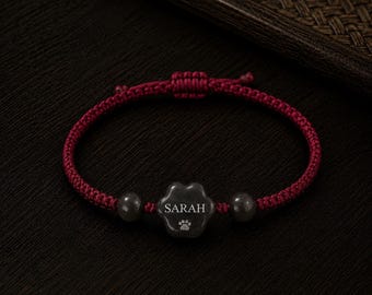 カスタムイニシャル肉球ブレスレット、調節可能な編み込みコードペット愛好家ジュエリー、黒と赤のビーズ犬猫メモリアルフレンドシップギフト（女性と男性向け）