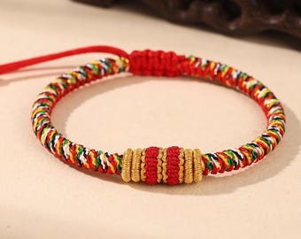 Pulsera minimalista, pulsera de protección de hilo rojo, joyería artesanal con nudo de la suerte y dije dorado, regalo espiritual significativo para ella.