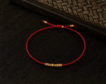 金のナゲットビーズが付いた赤い紐のブレスレット、保護のためのミニマルな幸運の赤いコードブレスレット、小さな金のビーズジュエリー、繊細な友情の贈り物