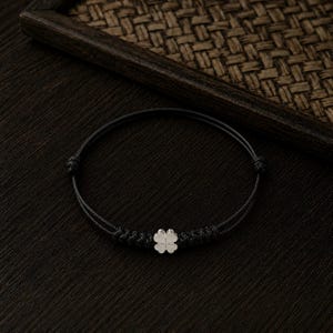 Pulsera hecha a mano de hilo rojo con trébol de cuatro hojas plateado, joyería de cordón trenzado para la suerte y la protección, pulsera minimalista, regalo para mujer.