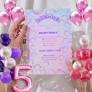 Puede incluir: Una invitación de fiesta con el texto "Bubble-topin" y "Melody Turns 5!" es sostenida por manos, rodeada de globos rosas, morados y blancos. Un gran globo rosa con el número 5 está en primer plano.