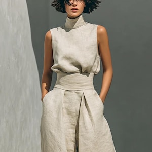 Completo estivo a due pezzi in cotone e lino, senza maniche e con pantaloni a gamba larga, realizzato a mano.