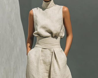 Conjunto de duas peças para o verão, feito à mão em algodão e linho, sem mangas e com calças de pernas largas.