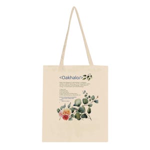 Op de afbeelding: Crèmekleurige draagtas met een bloemenontwerp en tekst. De tas heeft een botanische illustratie van roze en gele rozen, groene bladeren en eucalyptus takken. De tekst luidt "<Oakhalo/>" en een lijst met stappen.