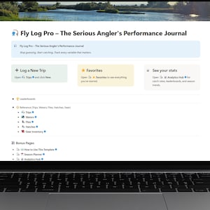 Könnte beinhalten: Ein Laptop mit der Website "Fly Log Pro - The Serious Angler's Performance Journal". Der Bildschirm zeigt Abschnitte zum Protokollieren von Ausflügen, Favoriten und Statistiken. Die Website ist für Angler konzipiert, um ihre Fänge zu verfolgen.