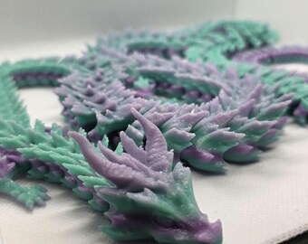Dragón de Cristal Articulado – Figura de Fantasía Flexible Impresa en 3D en Azul Iridiscente y Lavanda