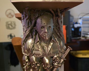 Soporte de pared de terror de Jason Voorhees • Decoración impresa en 3D de Viernes 13 Crystal Lake • Estante con calaveras metálicas y machete