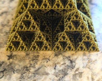 Tetraedro de Sierpinski - Escultura de pirámide fractal, obra de arte de geometría sagrada