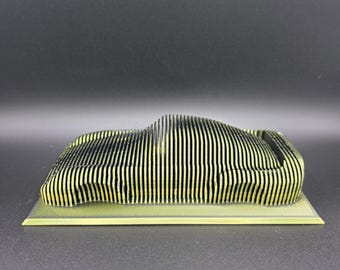 Escultura de coche deportivo en capas: arte automotriz moderno impreso en 3D.