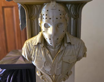 Busto de pared de Jason Voorhees – Exhibidor de estante con ícono de terror en oro metálico