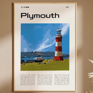 Puede incluir: Un póster enmarcado con un faro a rayas rojas y blancas bajo un cielo azul. La palabra "Plymouth" está en la parte superior, con texto en la parte inferior. La impresión está en un marco de madera clara.