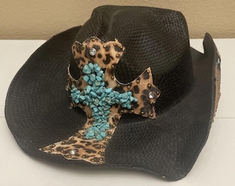 Sombrero vaquero Zeke de Peter Grimm, talla única, color turquesa con cruz tejida y detalles en negro. ¡Artículo descatalogado!