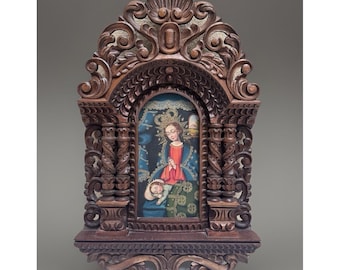 Retábulo vintage pintado à mão "Nossa Senhora adorando Jesus" com moldura esculpida à mão, medindo 18" x 11,5".