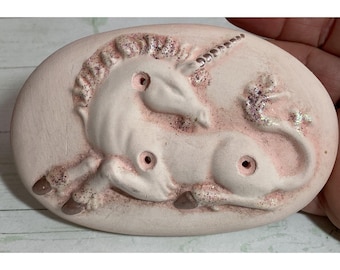 Ceramiczna tabliczka ścienna w stylu vintage z jednorożcem w kolorze różowym z brokatem