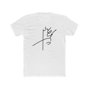 Op de afbeelding: Wit t-shirt met een zwart abstract ontwerp. De afbeelding toont een gestileerde kroon en kruisachtige vormen. Het shirt is gemaakt van een zacht materiaal, waarschijnlijk katoen.