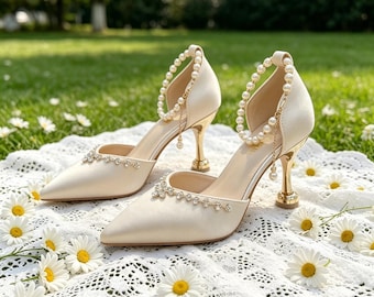 Plantillas personalizadas, tacones de novia de satén color marfil con correa de perlas en el tobillo y cristales.