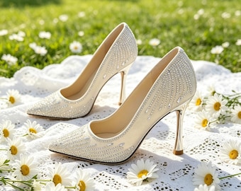 Plantillas personalizadas, zapatos de tacón de aguja con punta puntiaguda y pedrería color champán para bodas.