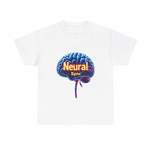 Puede incluir: Camiseta blanca con un gráfico de cerebro azul y el texto "Neural Sync" en rojo y amarillo. La ilustración del cerebro tiene un efecto neón. El diseño está centrado en la camiseta, ofreciendo un impacto visual.