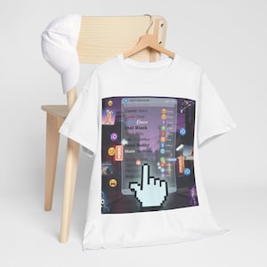 Può includere: T-shirt bianca con una grafica di una finestra di MSN Messenger e un cursore a forma di mano. La finestra mostra nomi utente e foto del profilo. Un berretto da baseball bianco è appeso a una sedia di legno.