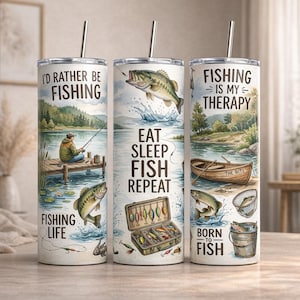 Puede incluir: Tres vasos térmicos con temática de pesca con tapas. Uno dice "I'D RATHER BE FISHING" con una escena de pesca. Otro dice "EAT SLEEP FISH REPEAT". El tercero dice "FISHING IS MY THERAPY" con gráficos de pesca.