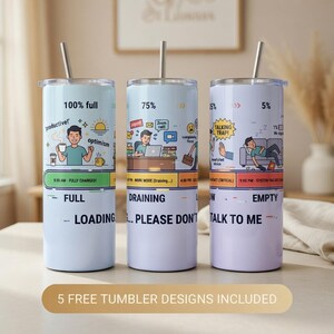 Puede incluir: Tres vasos de acero inoxidable con pajitas, cada uno con un diseño diferente. Los vasos tienen una base azul claro con ilustraciones y texto que indican los niveles de energía. El texto incluye "100% full", "75%" y "5%", con frases como "productive!" y "Talking Trap!"