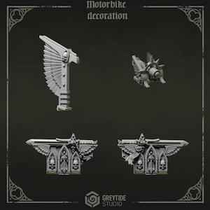 Op de afbeelding: Een set grijze hars miniatuur motorfiets decoratie onderdelen met gotische architecturale elementen, gevleugelde motieven en schedeldetails. De collectie bevat een hoog gevleugeld stuk, een kleine motorcomponent en twee rechthoekige zijpanelen met boogramen.