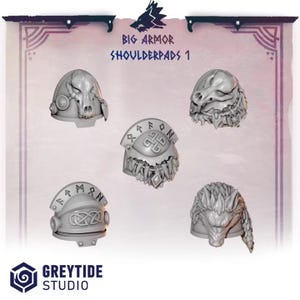 Puede incluir: Cinco hombreras en miniatura de color gris para armadura, etiquetadas como BIG ARMOR SHOULDERPADS 1. Las piezas presentan detalles esculpidos que incluyen un cráneo, una cabeza de lobo, inscripciones rúnicas y nudos complejos sobre fondo claro.