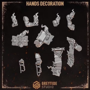 Op de afbeelding: Een verzameling grijze miniatuurharsonderdelen met het label HANDS DECORATION van Greytide Studio. De set bevat diverse gebeeldhouwde handen, armen, boeken met schedels, rollen met kettingen en vlammotieven voor het aanpassen van speelfiguren.