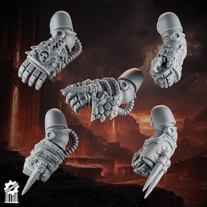 Könnte beinhalten: Fünf graue, miniaturisierte Roboterarm-Komponenten mit Schulterpolstern, die jeweils unterschiedliche mechanische Details wie ein Totenkopf-Emblem, spitze Klingen und texturierte Platten aufweisen. Diese unbemalten Kunststoffteile sind für Tabletop-Spielfiguren gedacht.