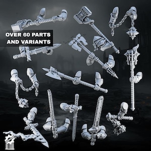 Może przedstawiać: Kolekcja szarych miniaturowych części broni z tworzywa sztucznego, w tym młotów, toporów, buzdyganów i mieczy trzymanych przez opancerzone dłonie. Widoczny jest tekst OVER 60 PARTS AND VARIANTS. Elementy te posiadają szczegółowe grawerunki.