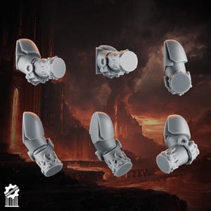 Könnte beinhalten: Ein Set aus sechs grauen Miniatur-Armbauteilen aus Kunstharz für Tabletop-Spielfiguren. Jeder Arm verfügt über eine abgerundete Schulterplatte und einen Unterarmbereich mit erhabenen, flammenartigen Verzierungen am Handgelenk.