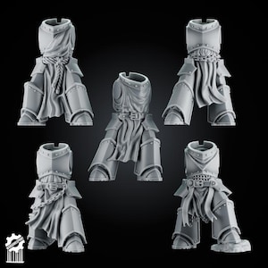 Puede incluir: Cinco miniaturas de torso y piernas en resina gris para juegos de mesa. Cada pieza presenta placas de armadura, tela drapeada, cinturones y elementos decorativos como cadenas o cuerdas. Las figuras se muestran desde la cintura hacia abajo.