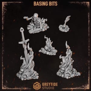 以下が含まれることがあります： Greytide Studioのグレーのレジン製Basing Bitsセット。岩場から現れるミニチュアの骸骨、頭蓋骨、剣が特徴です。コレクションには、骸骨の胴体、骸骨の手、炎のような破片のパーツが含まれています。