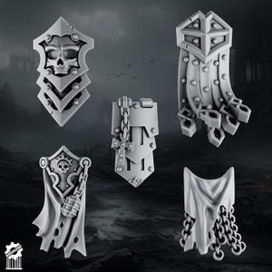 Puede incluir: Un conjunto de cinco hombreras y tabardos en miniatura de color gris para figuras de juegos de mesa. Las piezas presentan diseños detallados que incluyen un emblema de calavera, una cruz colgante, una granada y texturas de tela drapeada con cadenas.